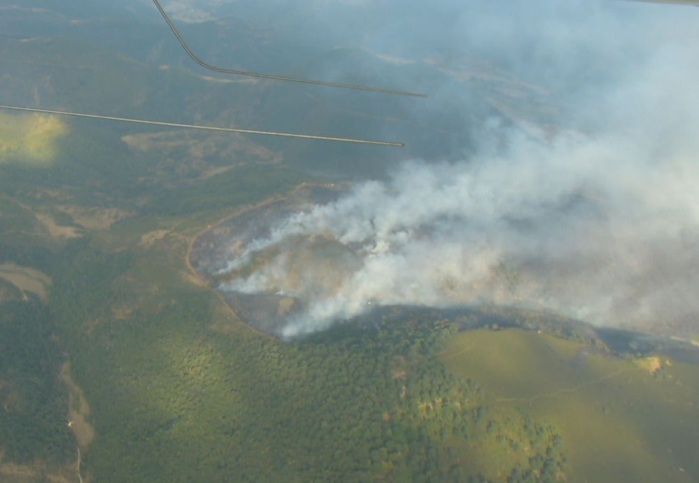 Medios aéreos y terrestres trabajan en las labores de extinción del incendio, cuyo origen se investiga, declarado en la madrugada de este lunes en el denominado Valle Estremero, e ntre los municipios leoneses de Riaño y Boca de Huérgano.