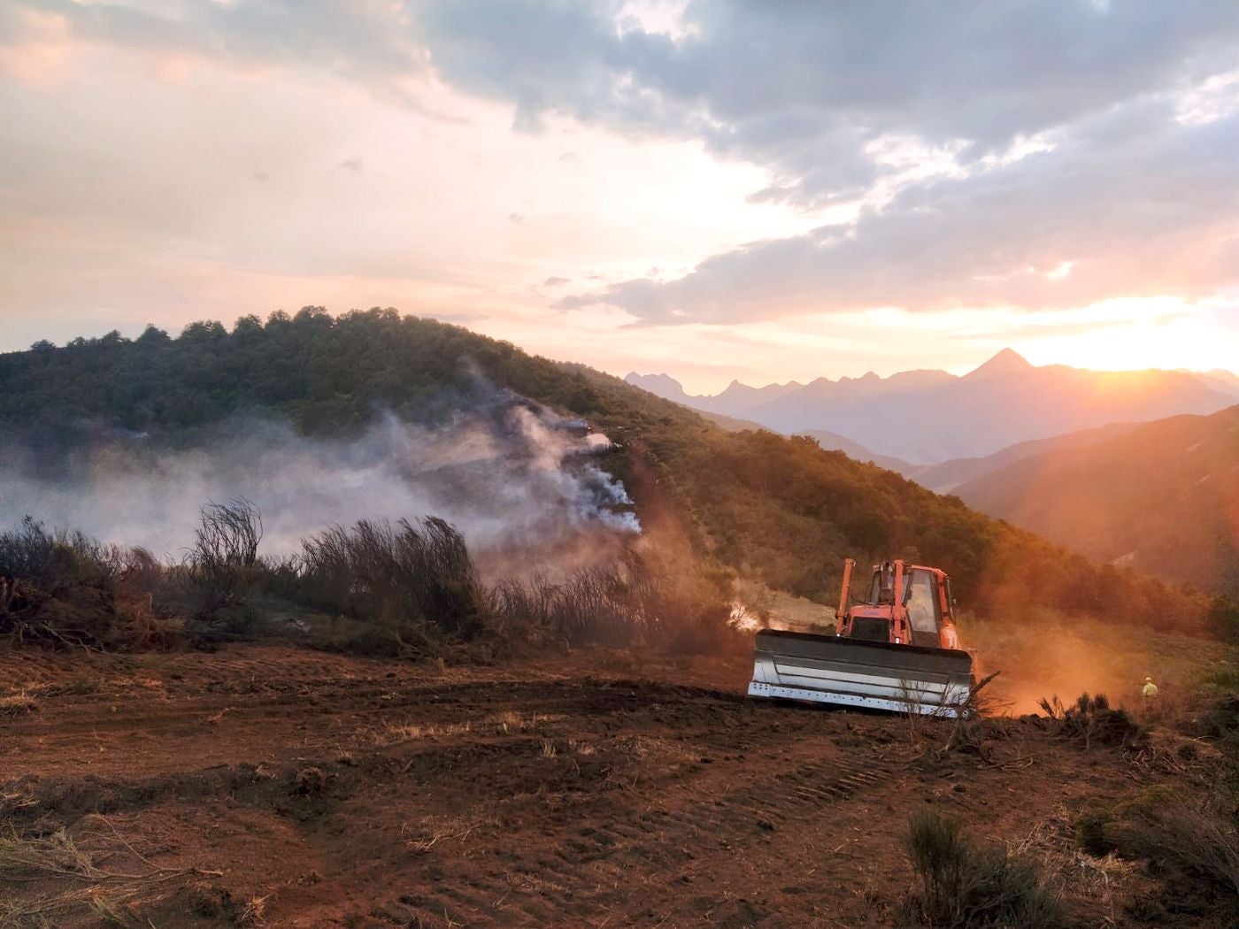 Medios aéreos y terrestres trabajan en las labores de extinción del incendio, cuyo origen se investiga, declarado en la madrugada de este lunes en el denominado Valle Estremero, e ntre los municipios leoneses de Riaño y Boca de Huérgano.