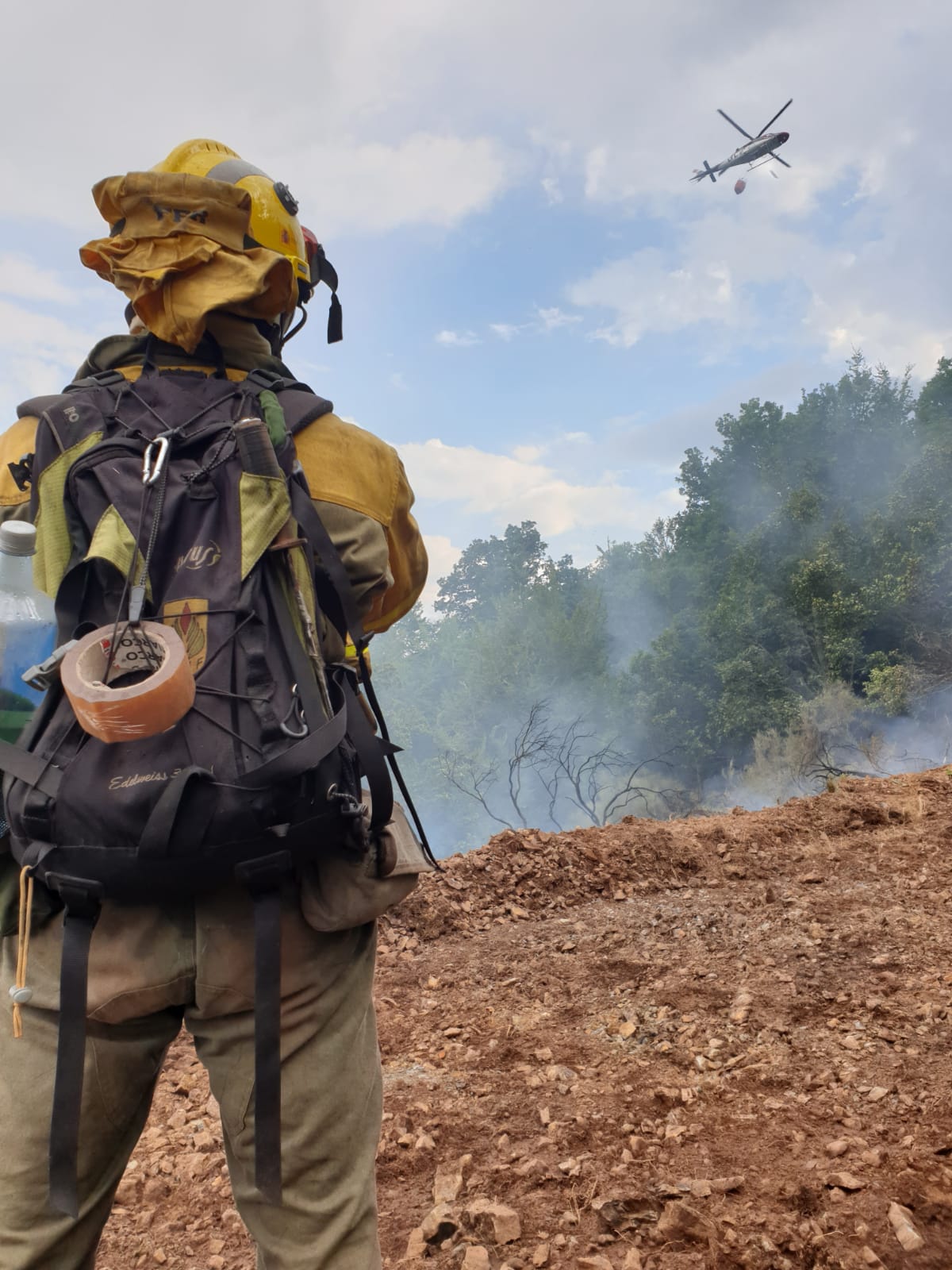 Medios aéreos y terrestres trabajan en las labores de extinción del incendio, cuyo origen se investiga, declarado en la madrugada de este lunes en el denominado Valle Estremero, e ntre los municipios leoneses de Riaño y Boca de Huérgano.