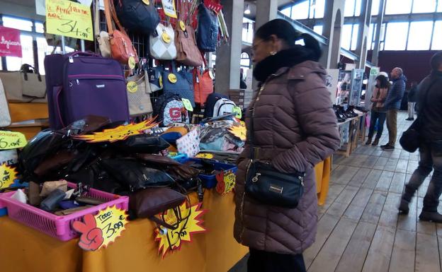 Una ciudadana mira ofertas.