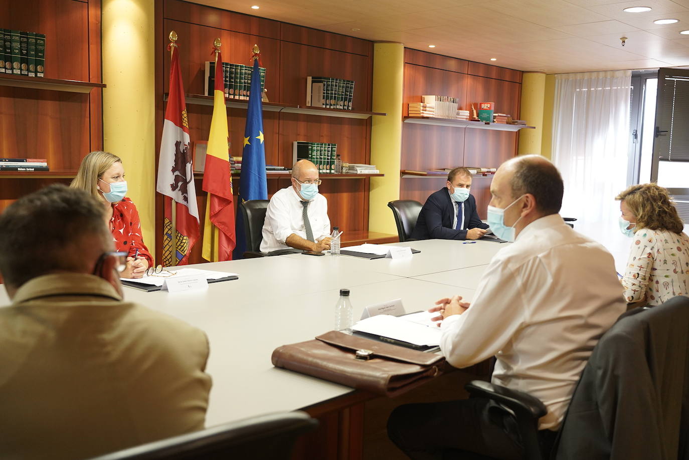 El vicepresidente, portavoz y consejero de Transparencia, Ordenación del Territorio y Acción Exterior, Francisco Igea, informa a los medios tras presidir la primera reunión de la Comisión de Coordinación de Refugiados Afganos, junto a la consejera de Familia e Igualdad de Oportunidades, Isabel Blanco