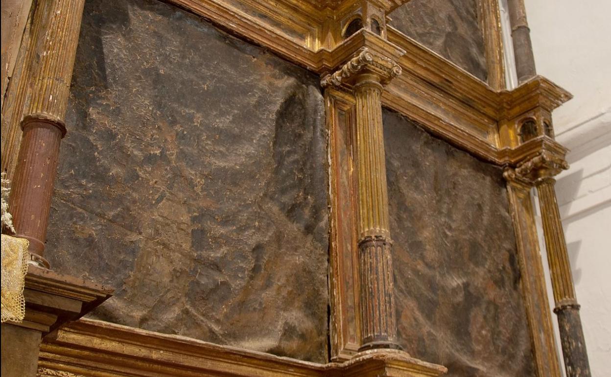Imagen del retablo visiblemente deteriorado. 