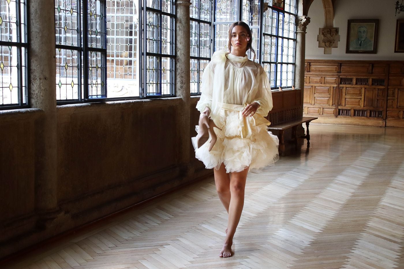 La diseñadora leonesa graba su desfile para Pasarela de la Moda de Castilla y León en el edificio Botines y el Palacio de los Guzmanes | Su frenética actividad se suma a la elaboración del vestuario para la Joven Compañía de Castilla y León. 