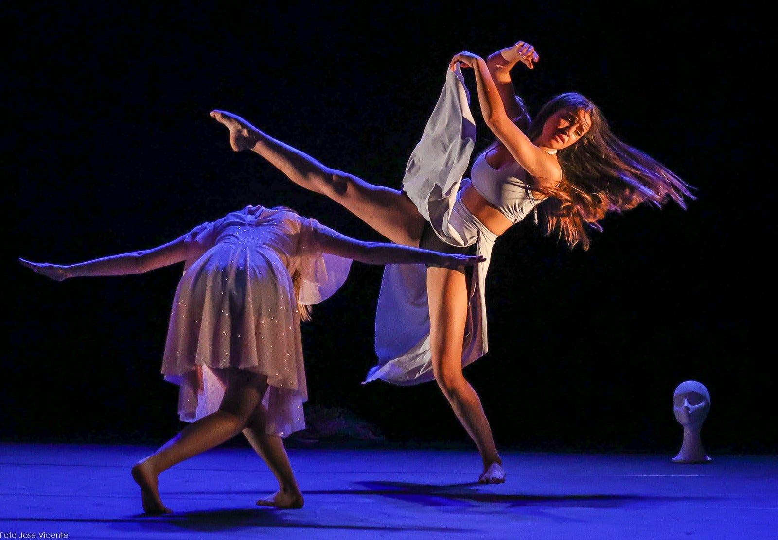 La diseñadora leonesa graba su desfile para Pasarela de la Moda de Castilla y León en el edificio Botines y el Palacio de los Guzmanes | Su frenética actividad se suma a la elaboración del vestuario para la Joven Compañía de Castilla y León. 
