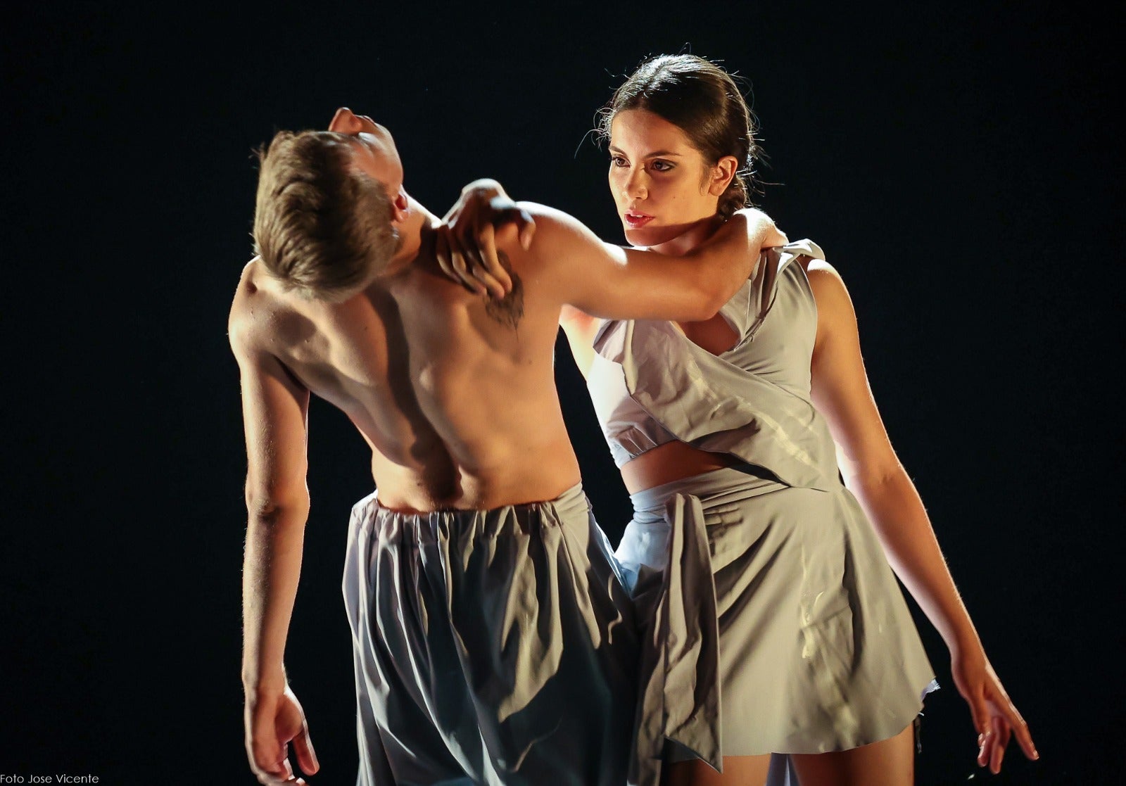 La diseñadora leonesa graba su desfile para Pasarela de la Moda de Castilla y León en el edificio Botines y el Palacio de los Guzmanes | Su frenética actividad se suma a la elaboración del vestuario para la Joven Compañía de Castilla y León. 