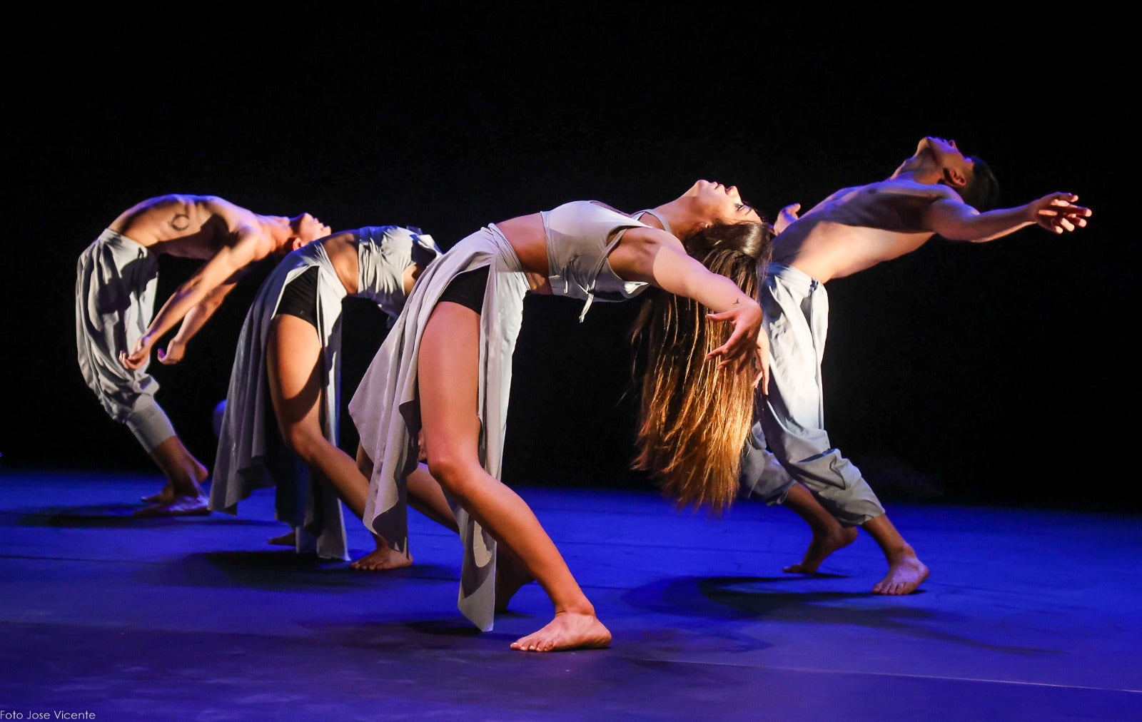 La diseñadora leonesa graba su desfile para Pasarela de la Moda de Castilla y León en el edificio Botines y el Palacio de los Guzmanes | Su frenética actividad se suma a la elaboración del vestuario para la Joven Compañía de Castilla y León. 