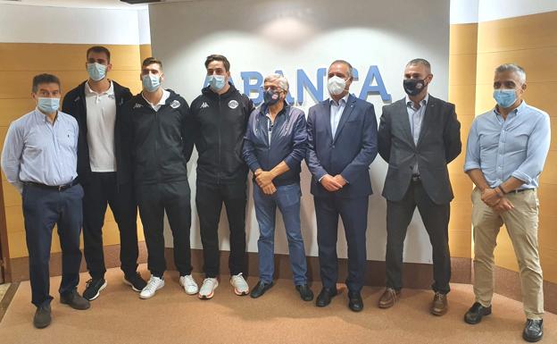Presentación de Panagiotis Papantonopoulos.,Theodoros Boskos y Nikolaos Liapis, jugadores del Abanca Ademar