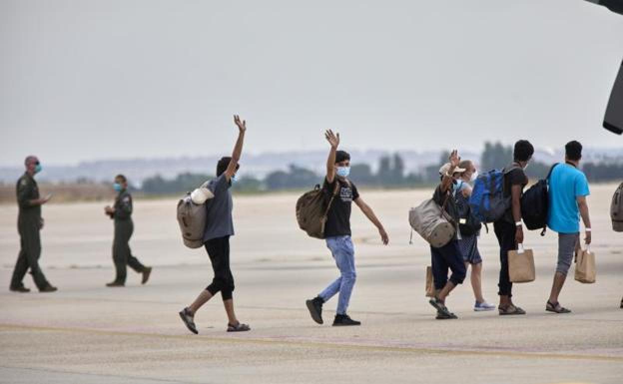 Refugiados afganos en su llegada a España.