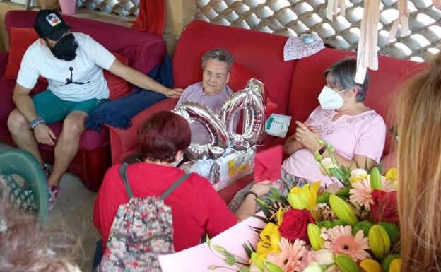 Flores y todo tipo de detalles para la celebración del cumpleaños de Delmira. 