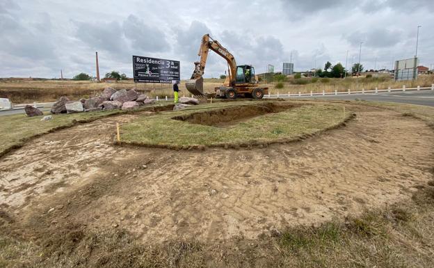 Galería. Obras en la glorieta para la instalación de la estatua. 