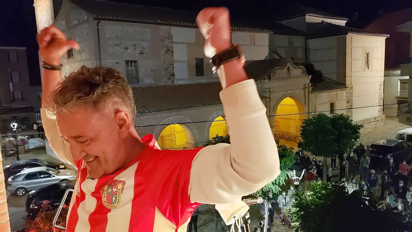 Rafa Guerrero emociona a Santa María con el recuerdo a Benigno y abre sus fiestas | El popular exárbitro internacional invita a los parameses a disfrutar «con prudencia» de los actos festivos y recuerda que Santa María fue la capital del fútbol en la zona. 