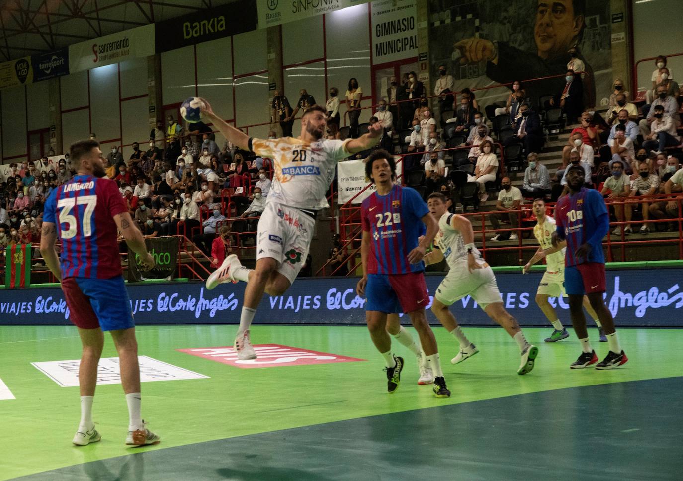 El conjunto marista plantó cara y puso contra las cuerdas al Barça, pero acabó cayendo ante el gran favorito en la Supercopa de España.