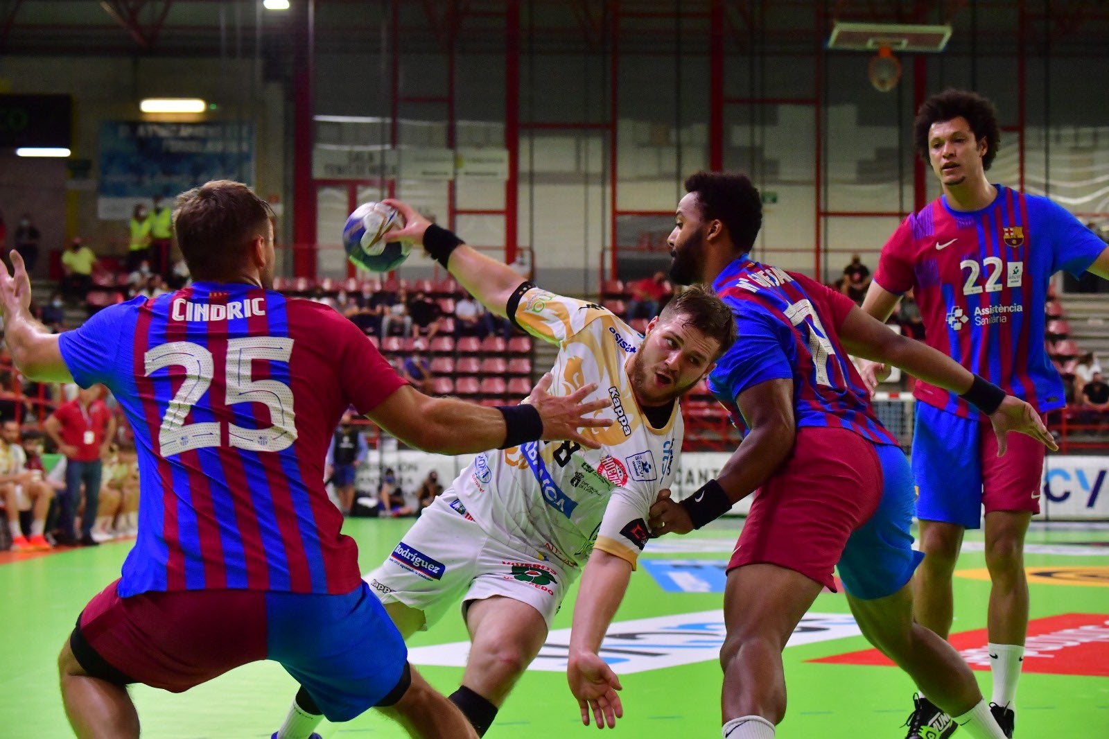 El conjunto marista plantó cara y puso contra las cuerdas al Barça, pero acabó cayendo ante el gran favorito en la Supercopa de España.