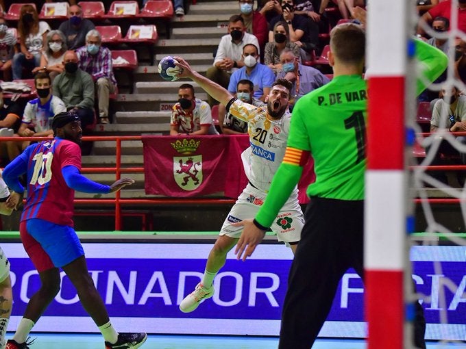 El conjunto marista plantó cara y puso contra las cuerdas al Barça, pero acabó cayendo ante el gran favorito en la Supercopa de España.