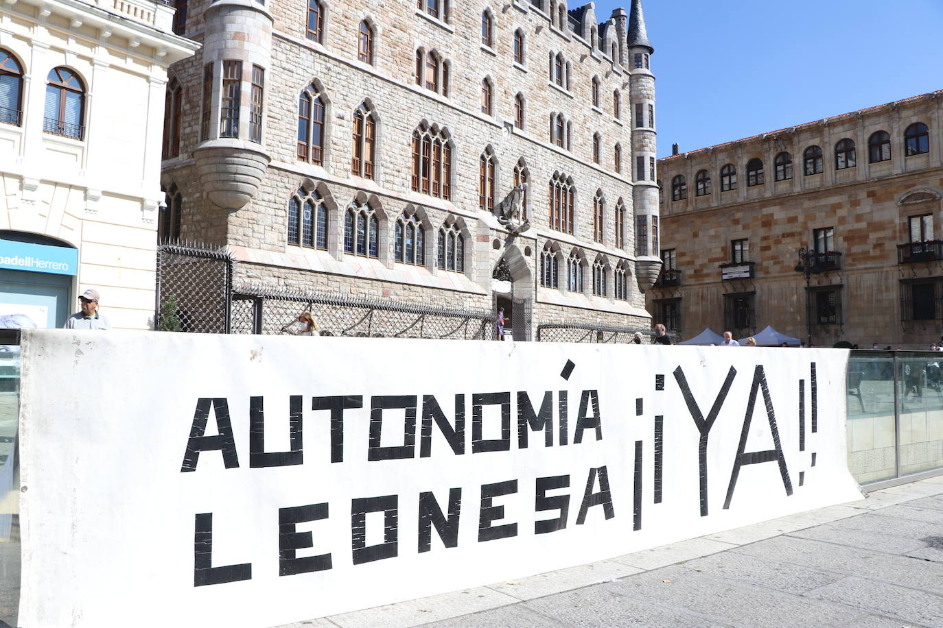 Félix J. Echevarria vuelve a la calle, como cada primer sábado de cada mes, para reclamar la autonomía leonesa.