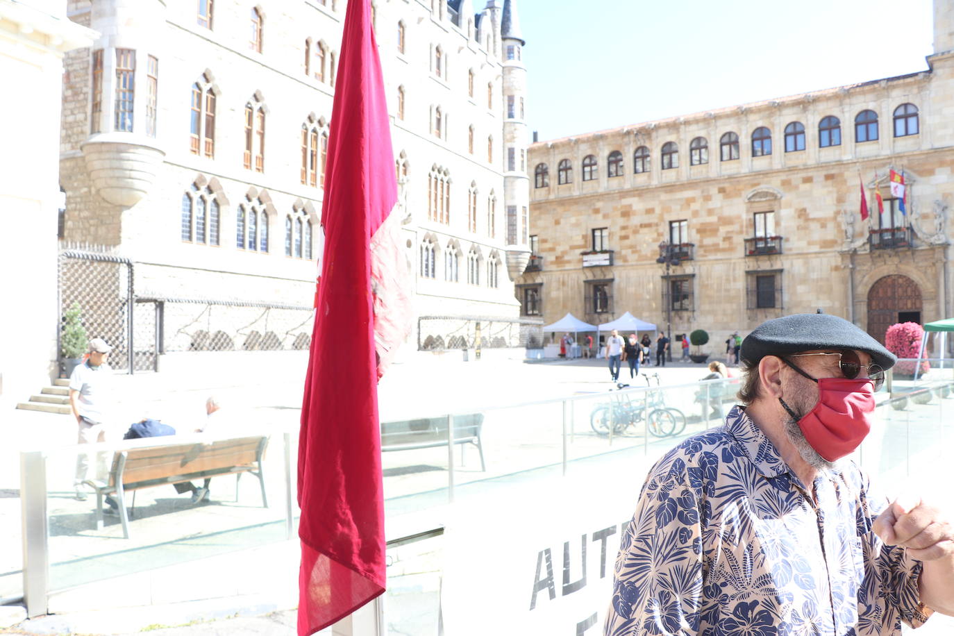 Félix J. Echevarria vuelve a la calle, como cada primer sábado de cada mes, para reclamar la autonomía leonesa.