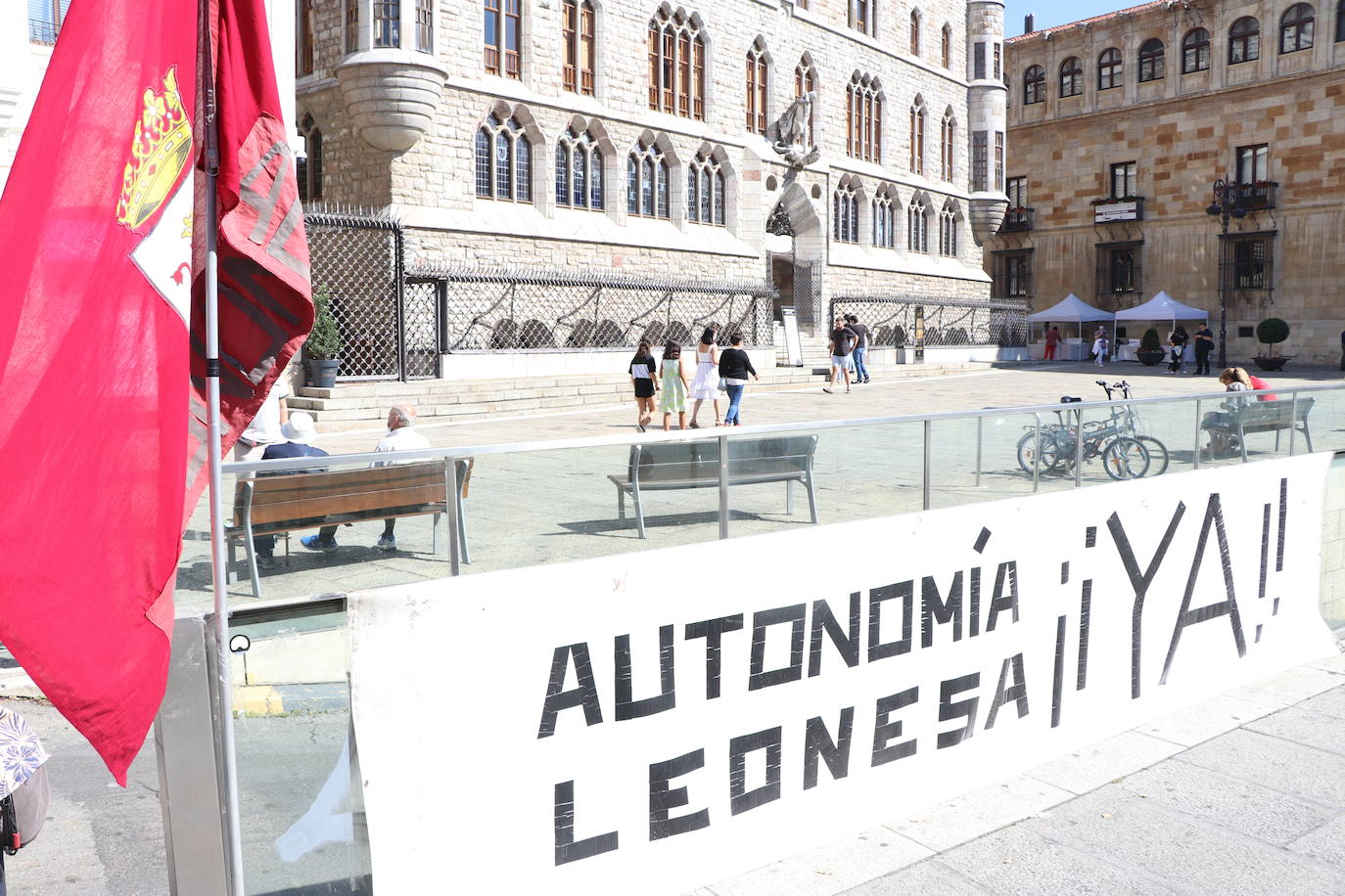 Félix J. Echevarria vuelve a la calle, como cada primer sábado de cada mes, para reclamar la autonomía leonesa.