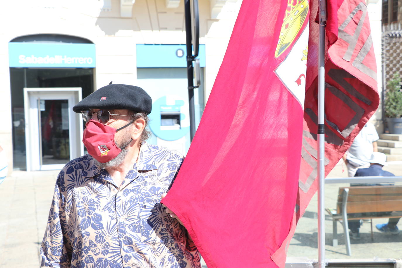 Félix J. Echevarria vuelve a la calle, como cada primer sábado de cada mes, para reclamar la autonomía leonesa.