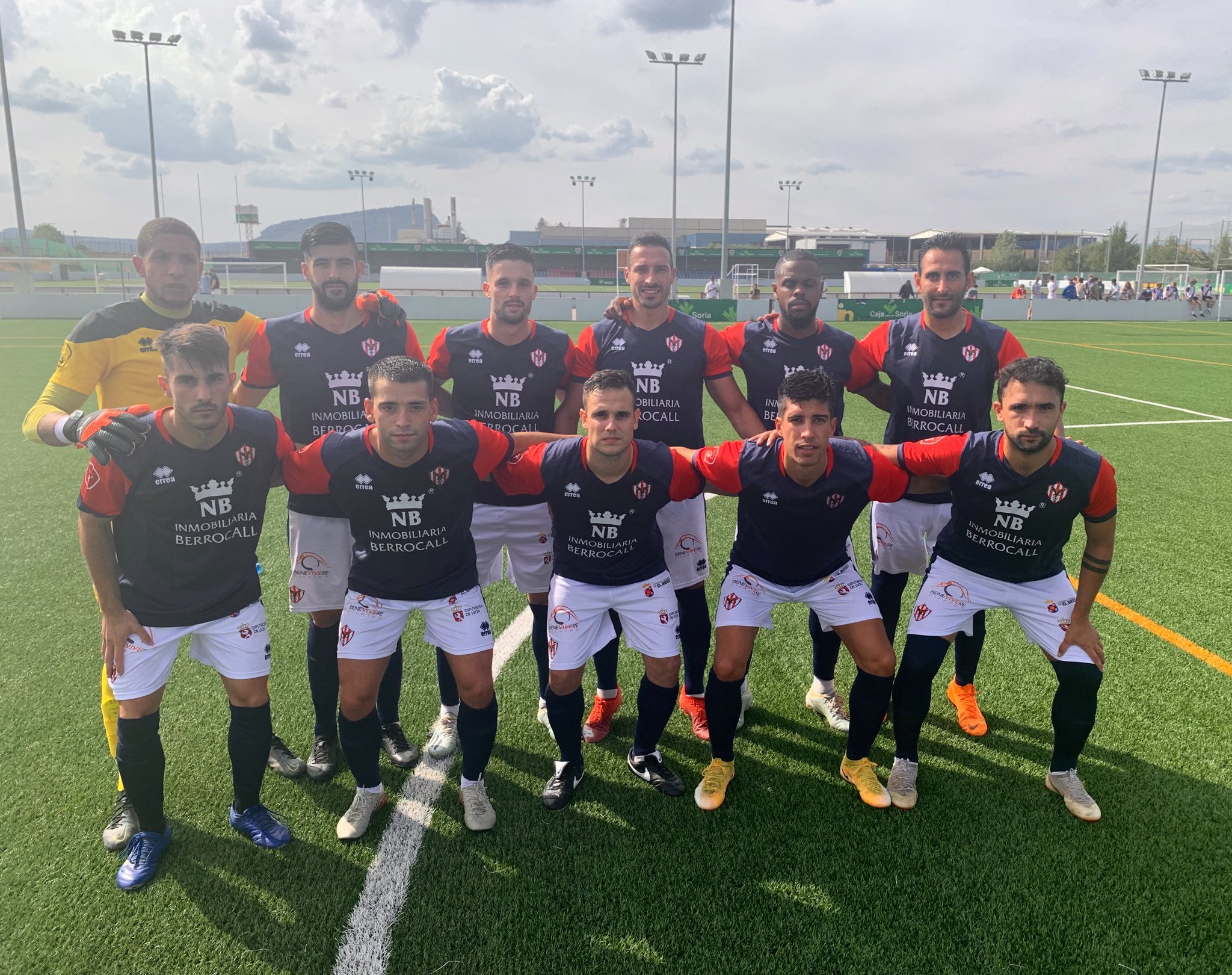 Imagen del Atlético Bembibre en formación, en la Ciudad Deportiva Francisco Rubio.