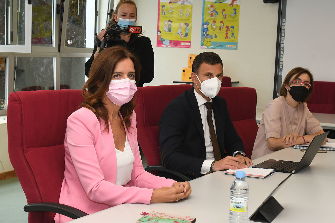 Ana Carlota Amigo atiende a la prensa.