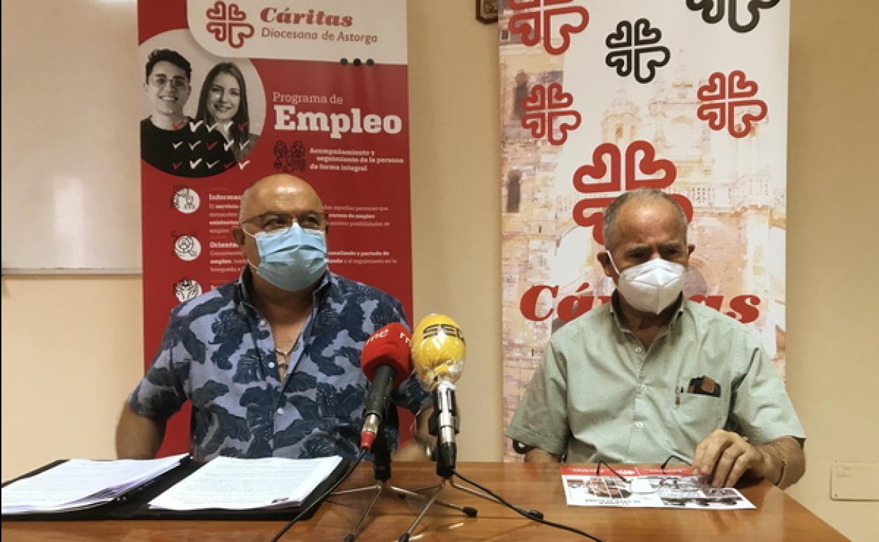 El delegado diocesano de Cáritas Diocesana de Astorga, Francisco Turrado (I), junto al consiliario de Cáritas interparroquial de Ponferrada, José Antonio Prada (D), durante la presentación de la memoria de Cáritas Diocesana de Astorga correspondiente al año 2020.