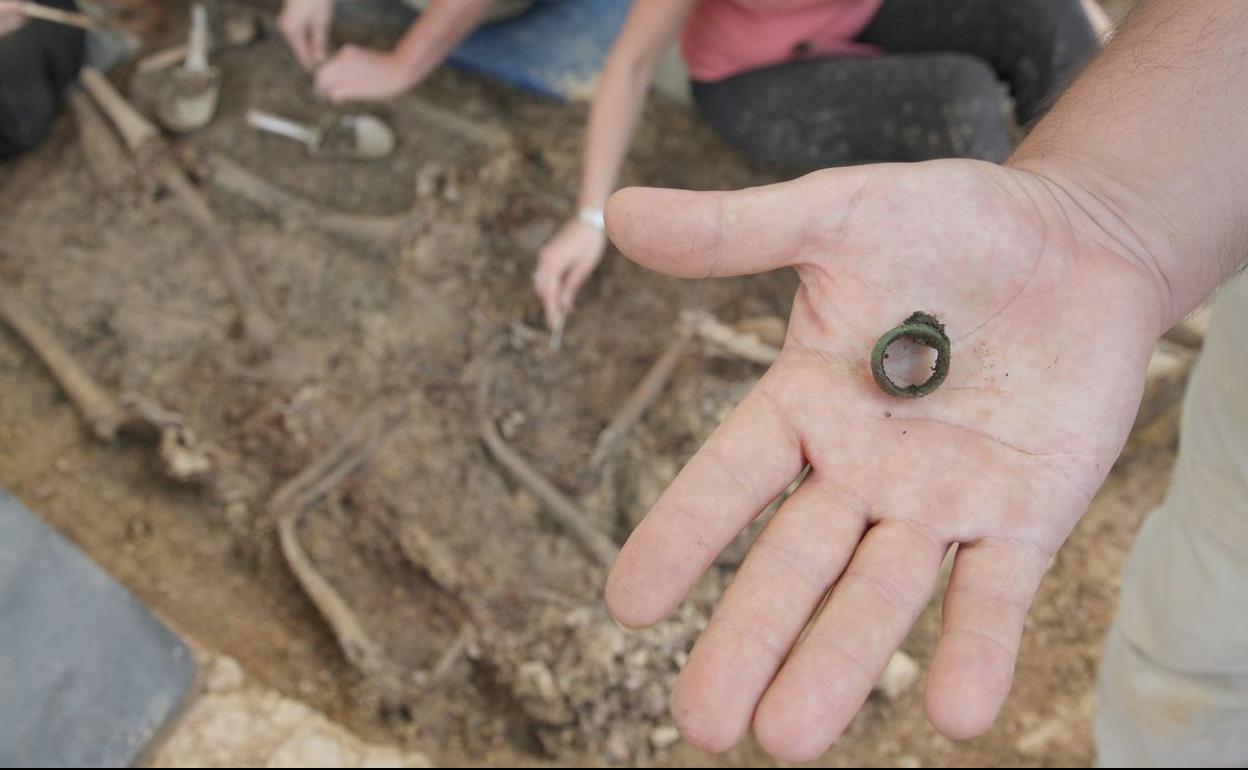 Imagen de un anillo recuperado durante una exhumación de represaliados.