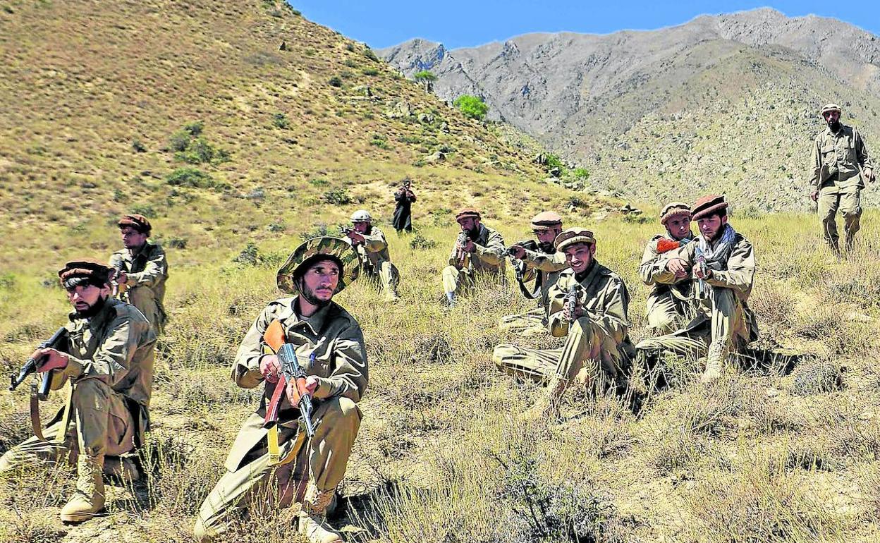 Un grupo de resistentes afganos vigila el valle del Panjshir desde una de sus montañas este fin de semana, horas antes de caer ante los talibanes. 