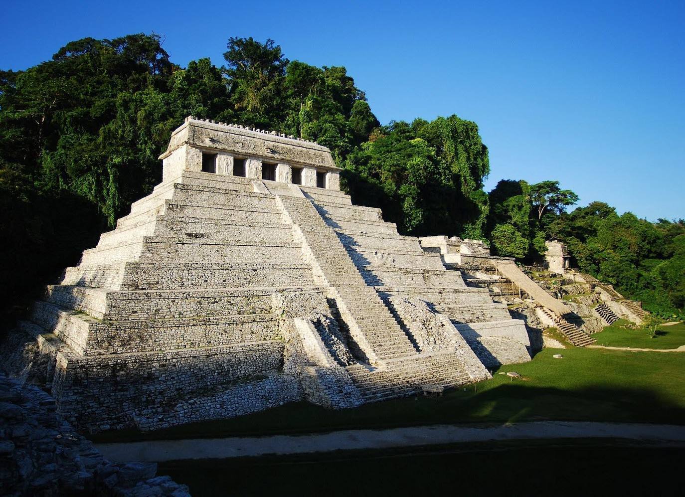 Palenque (México) | Los templos de Palenque permanecen escondidos en la selva, y guardan lugares tan únicos como la tumba de la reina Roja o un palacio laberíntico. Es una de las mejores muestras de arquitectura maya de México y fue construida entre el año 400 y 700.