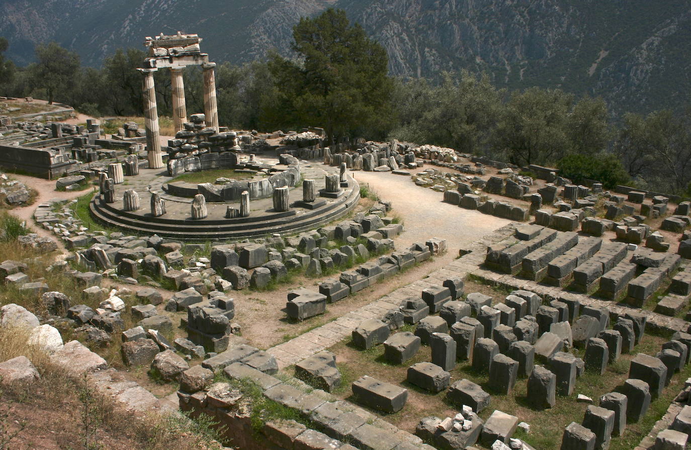 Delfos (Grecia) | El encanto de la Antigua Grecia se percibe en este yacimiento en todo su esplendor. Las profecías del oráculo de Delfos, dentro del templo de Apolo, dictaminaban grandes decisiones y eran capaces de mover ejércitos y arrancar guerras. Los antiguos griegos construyeron este lugar como el centro de la Tierra.