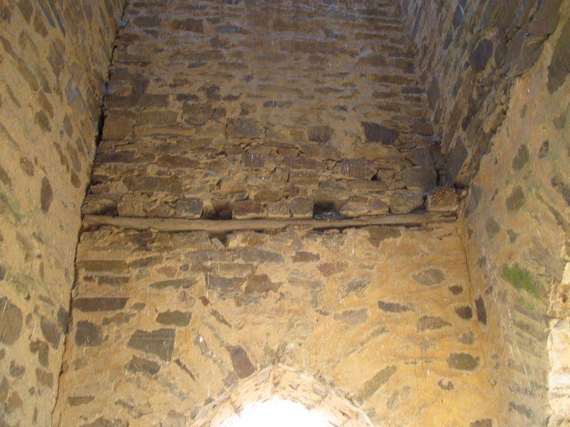 La torre de la Valduerna recupera su mejor presencia para vigilar El Vilarín. Alzándose entre un llano, sorprende que con el paso de los siglos esta torre todavía siga en pie. Y lo hará durante más generaciones tras la inversión realizada para una rehabilitación que la ha sacado de la ruina. Para ello, ha contado con 91.000 euros de presupuesto, financiados casi al 90% por el Plan de Restauración de Bienes Inmuebles puesto en marcha en 2018 por el Instituto Leonés de Cultura.