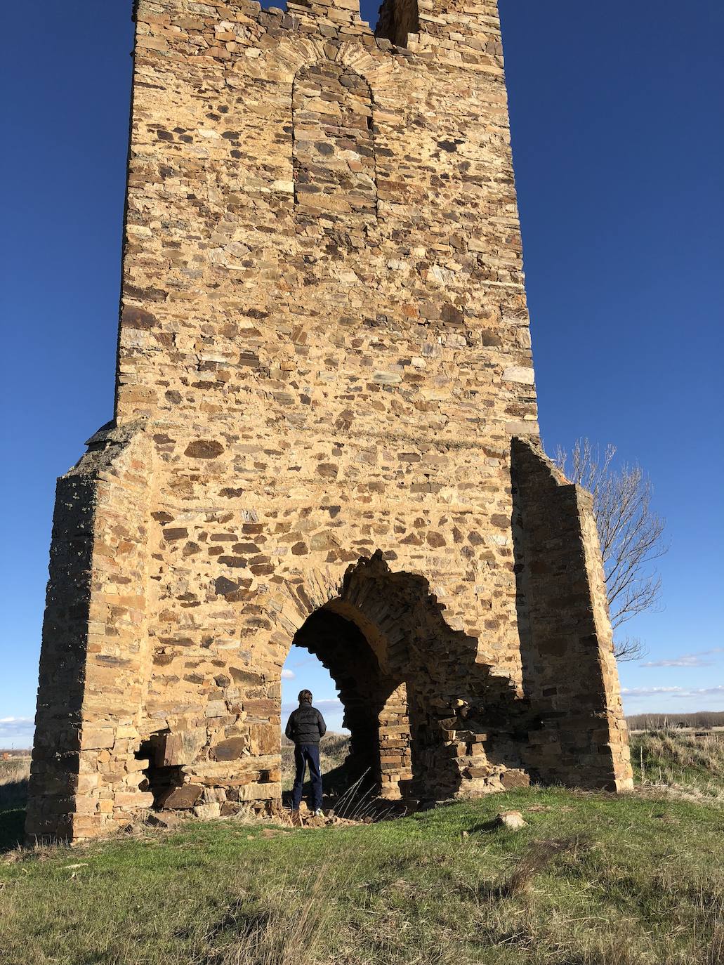 La torre de la Valduerna recupera su mejor presencia para vigilar El Vilarín. Alzándose entre un llano, sorprende que con el paso de los siglos esta torre todavía siga en pie. Y lo hará durante más generaciones tras la inversión realizada para una rehabilitación que la ha sacado de la ruina. Para ello, ha contado con 91.000 euros de presupuesto, financiados casi al 90% por el Plan de Restauración de Bienes Inmuebles puesto en marcha en 2018 por el Instituto Leonés de Cultura.