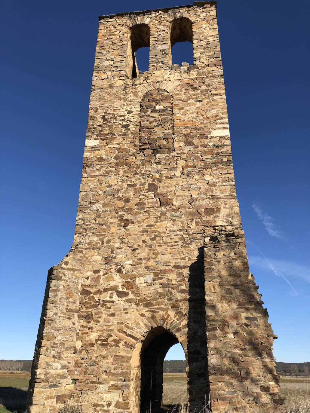 La torre de la Valduerna recupera su mejor presencia para vigilar El Vilarín. Alzándose entre un llano, sorprende que con el paso de los siglos esta torre todavía siga en pie. Y lo hará durante más generaciones tras la inversión realizada para una rehabilitación que la ha sacado de la ruina. Para ello, ha contado con 91.000 euros de presupuesto, financiados casi al 90% por el Plan de Restauración de Bienes Inmuebles puesto en marcha en 2018 por el Instituto Leonés de Cultura.