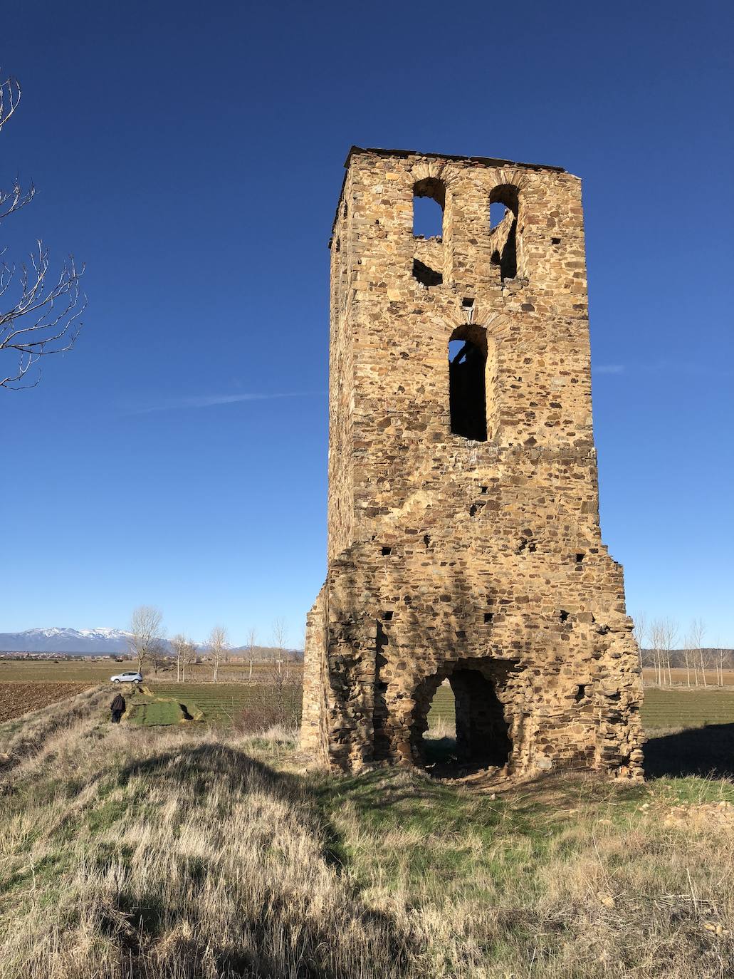 La torre de la Valduerna recupera su mejor presencia para vigilar El Vilarín. Alzándose entre un llano, sorprende que con el paso de los siglos esta torre todavía siga en pie. Y lo hará durante más generaciones tras la inversión realizada para una rehabilitación que la ha sacado de la ruina. Para ello, ha contado con 91.000 euros de presupuesto, financiados casi al 90% por el Plan de Restauración de Bienes Inmuebles puesto en marcha en 2018 por el Instituto Leonés de Cultura.