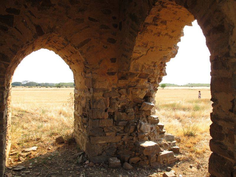 La torre de la Valduerna recupera su mejor presencia para vigilar El Vilarín. Alzándose entre un llano, sorprende que con el paso de los siglos esta torre todavía siga en pie. Y lo hará durante más generaciones tras la inversión realizada para una rehabilitación que la ha sacado de la ruina. Para ello, ha contado con 91.000 euros de presupuesto, financiados casi al 90% por el Plan de Restauración de Bienes Inmuebles puesto en marcha en 2018 por el Instituto Leonés de Cultura.