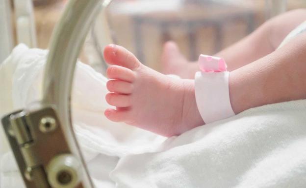 Imagen de un bebé en una dependencia sanitaria.