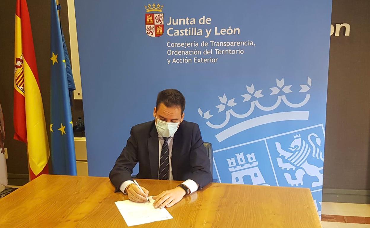 García durante la firma de la autorización.