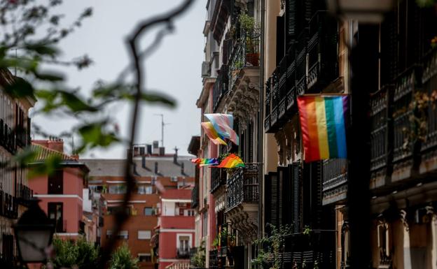 Barrio de Malasaña de Madrid, donde se perpetró la agresión, con la bandera del arcoíris.