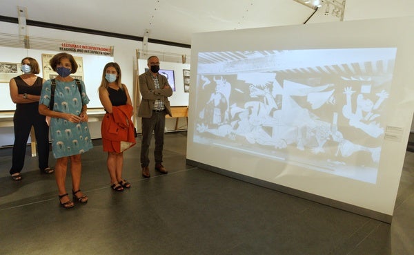 El alcalde de Ponferrada, Olegario Ramón, junto a la concejala de Cultura, Conchi de Vega (I), y la concejala de Fiestas, Lorena Valle (C), en la presentación de la muestra.