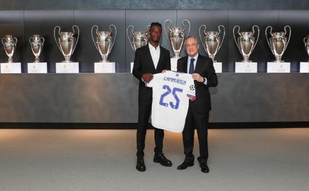 Eduardo Camavinga posa con la camiseta del Real Madrid junto al presidente Florentino Pérez. 