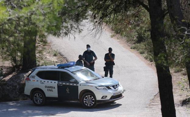 La Guardia Civil custodia un camino cerca de la ermita de Santa Ana, en Llosa de Ranes (Valencia).