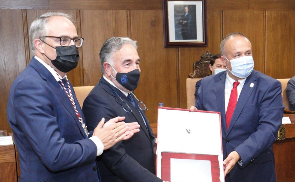 El presidente de la Ponferradina, en el Día del Bierzo, recibiendo una placa conmemorativa. 