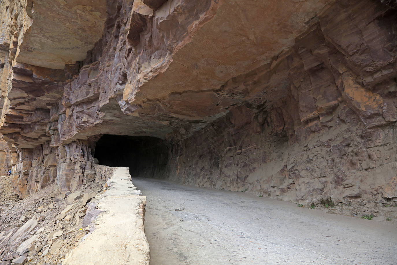 2. Túnel de Guoliang (China). Un túnel de apenas 1.2 kilómetros construído en 1972, que intentaba conectar el pueblo de Guoliang con el resto de China. 