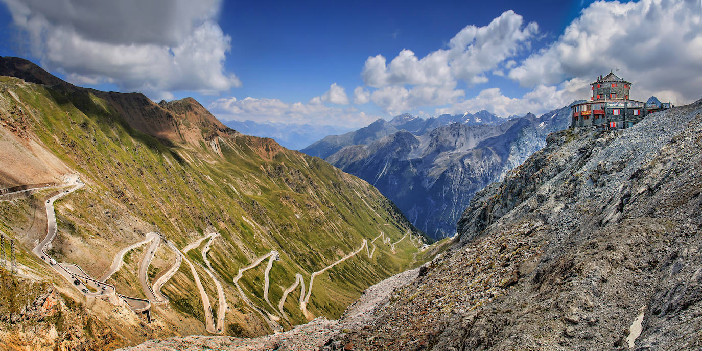 3.Paso Stelvio (Italia). Un tramo imprescindible para los apasionados del asfalto, con 24 kilómetros de extensión, 48 curvas cerradas y un desnivel medio del 7,6 %. 