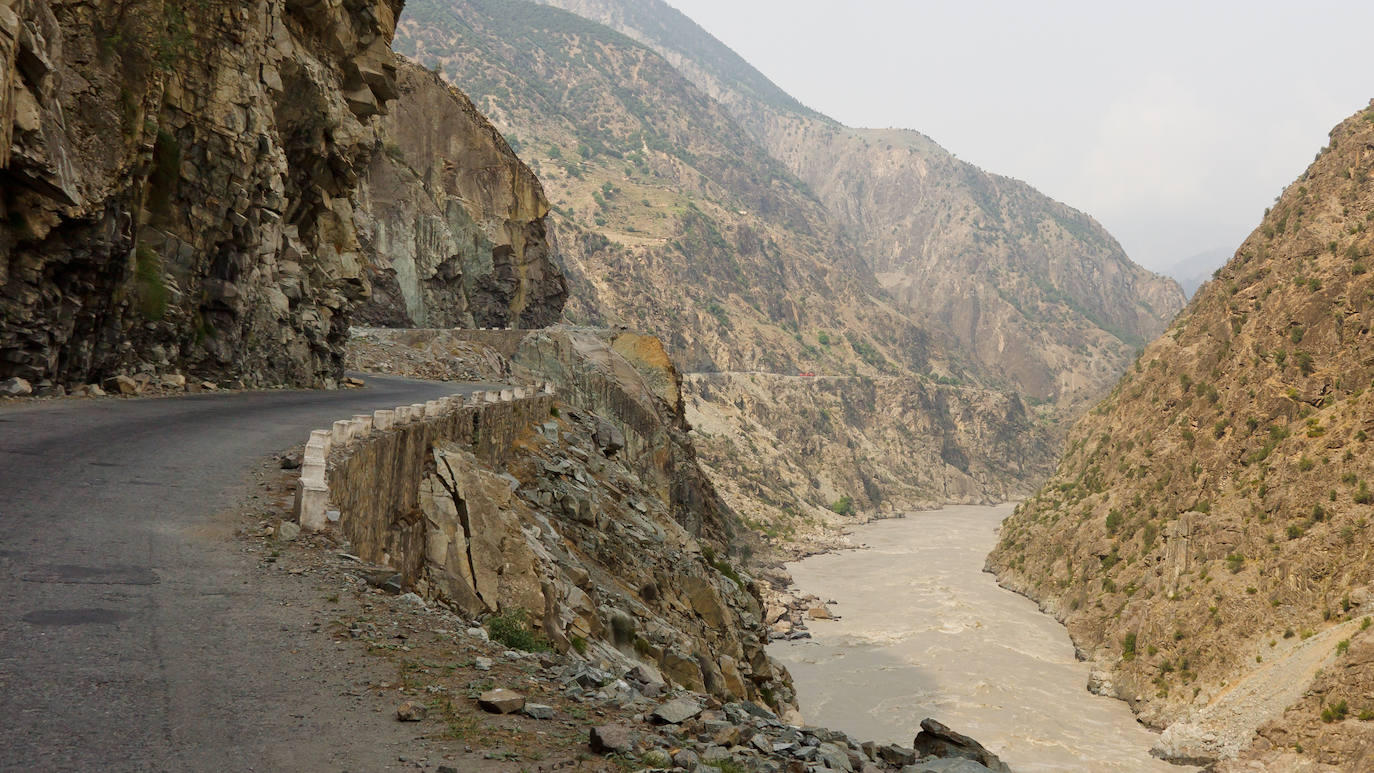 4. Carretera de Karakórum (Pakistán). Se trata de una ruta que recorre 1.200 km desde Kaixgar, en la China, hasta Havelian, en el distrito Abbottabad de Pakistán, en plena Ruta de la Seda.