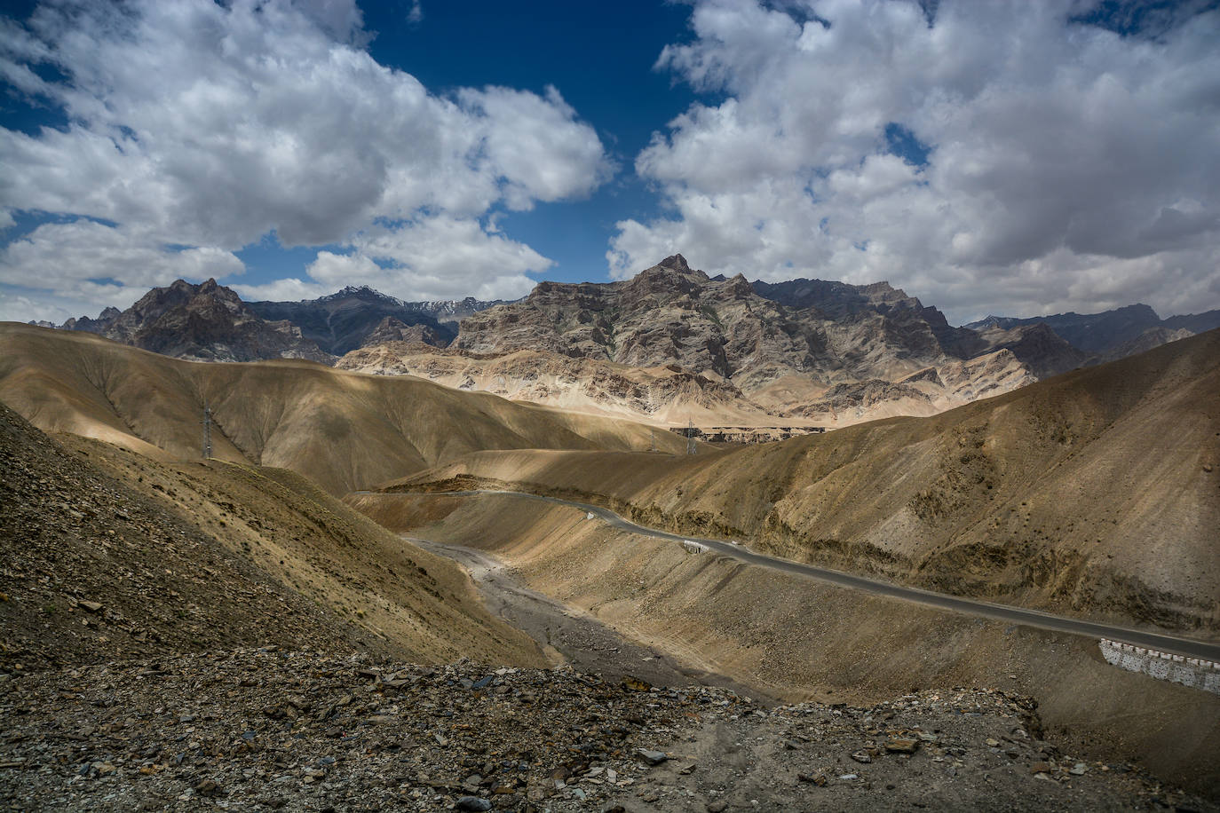 4. Carretera de Karakórum (Pakistán). La carretera fue construida por los gobiernos de Pakistán y China, y se completó en 1978, tras veinte años de trabajo. En la construcción murieron varios cientos de trabajadores chinos y pakistaníes. 