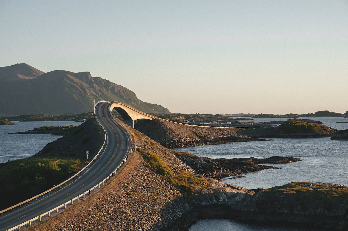 5. Carretera del Atlántico (Noruega). Discurre por encima del mar, saltando de isla en isla mediante un total de 8 puentes y lo que más sorprende es la arquitectura de su trazado gracias a sus curvas imposibles.