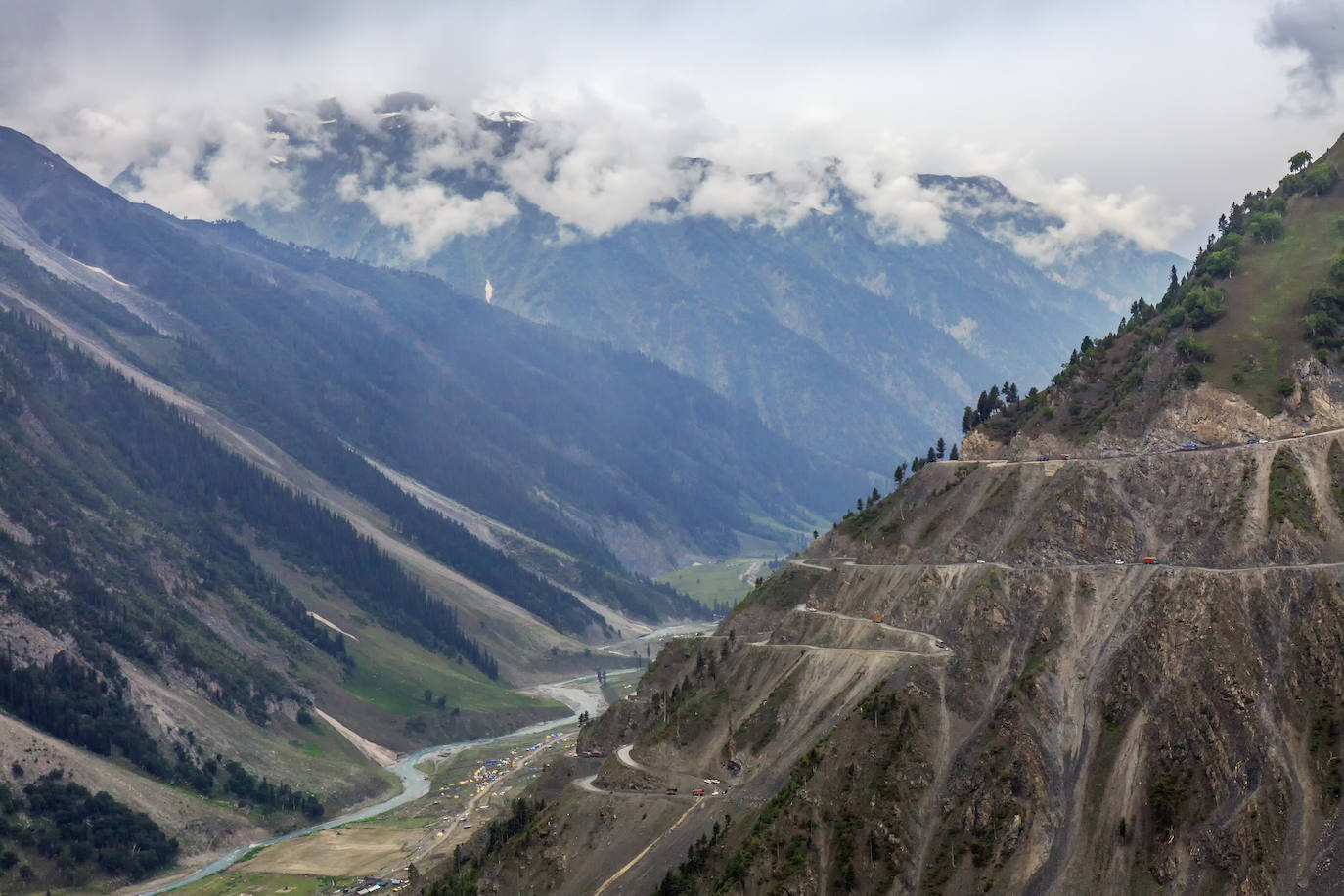 9. Paso de Zoji (India). El reto no está solo en los impresionante de sus acantilados, sino por sus caminos irregulares llenos de piedras e imperfecciones, además de el constante paso de ganado. 