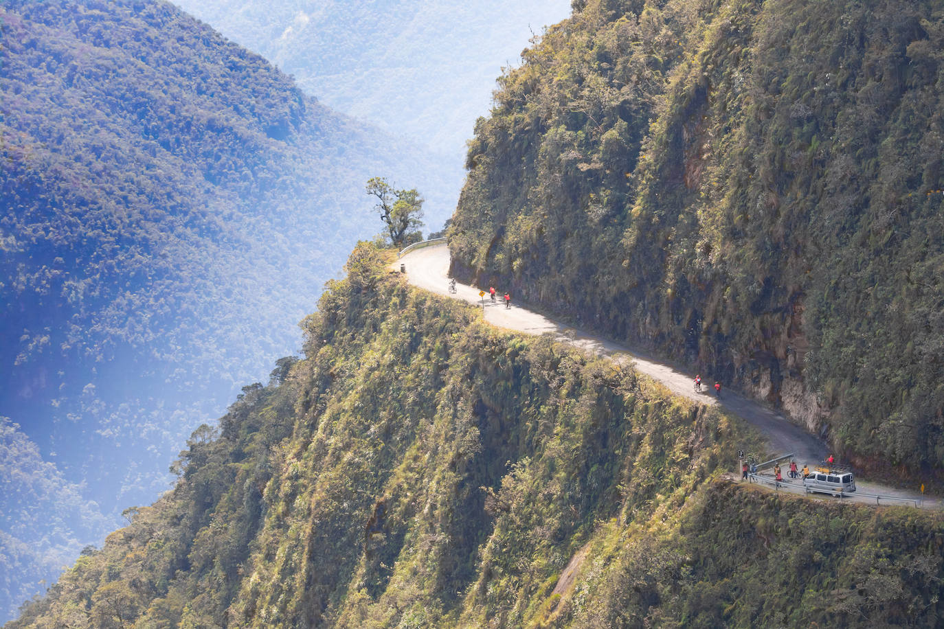 10. Carretera de la muerte (Bolivia). En esta carretera se recomienda conducir por el lado izquierdo, cuestión que te permitirá maniobrar en caso de encontrarte con una curva cerrada o caminos muy estrechos. 