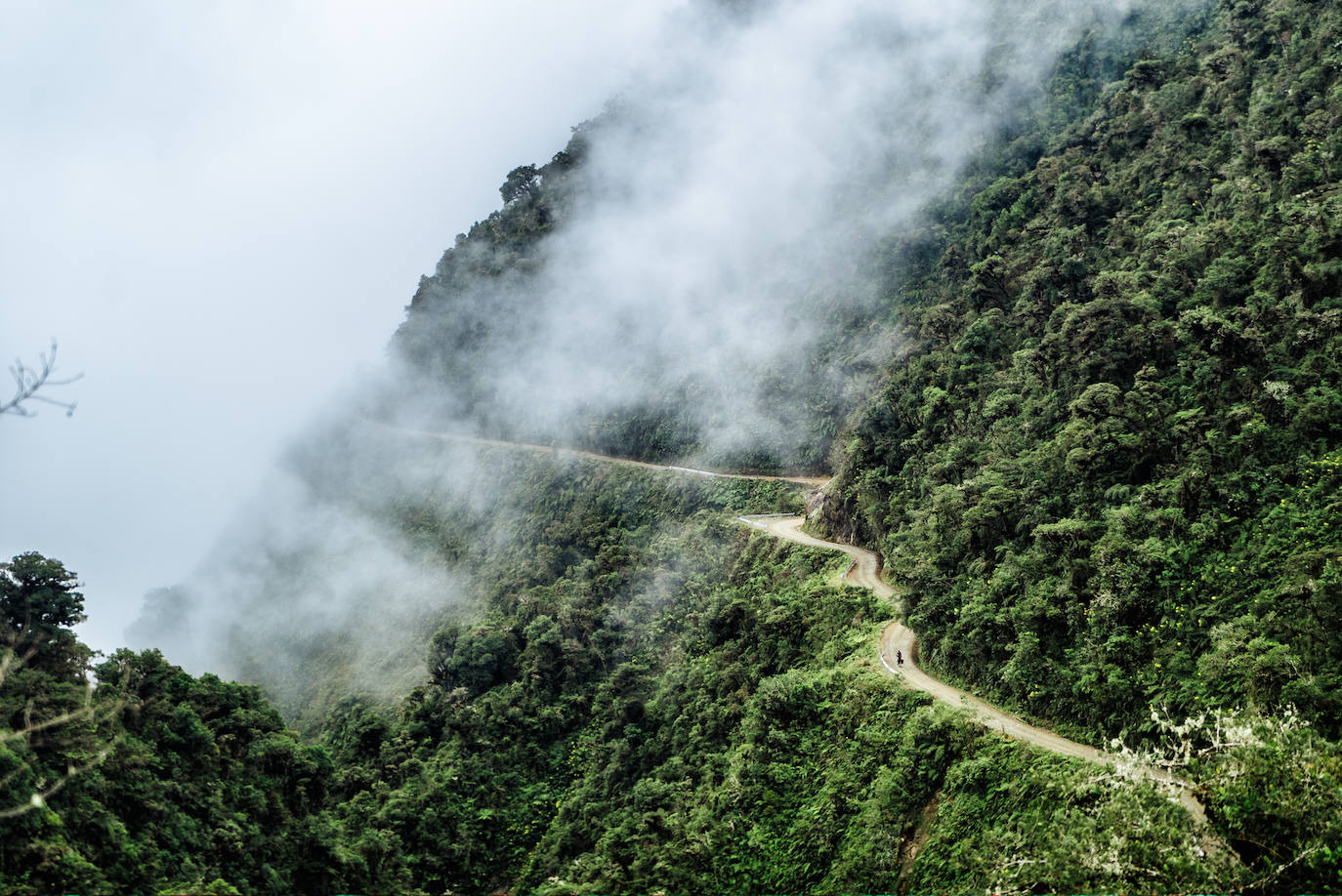 10. Carretera de la muerte (Bolivia). Reconocida como unas de las carreteras más peligrosas del mundo desde los años noventa, ésta es la encargada de conectar el poblado de La paz con Las Yungas.