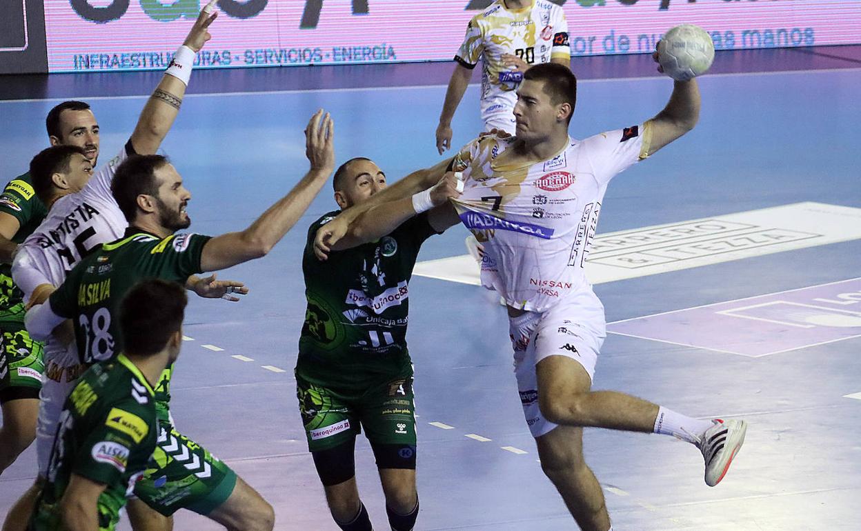 Un instante del partido disputado en el Palacio de los Deportes de León.